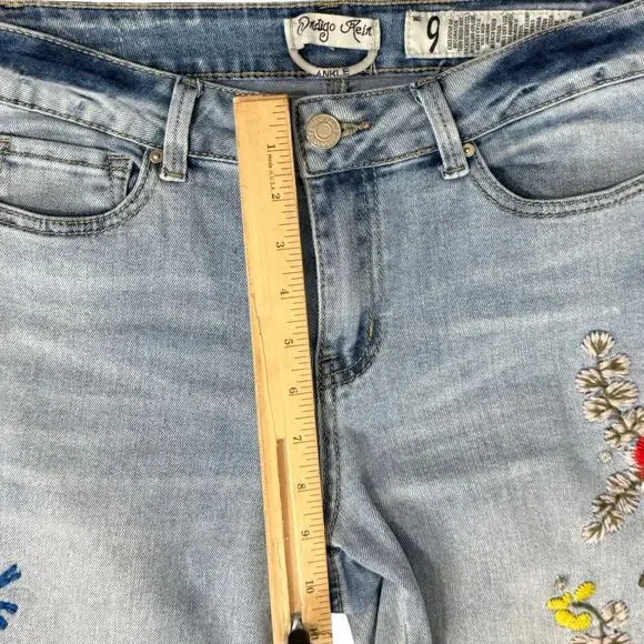 Indigo Rein Light Wash Blue Floral Embroidered Low Rise Chew Hem Jeans size 9 - Picture 3 of 12